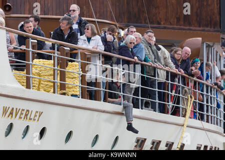 London, Vereinigtes Königreich. 23. September, 2017. Historischen schottischen Raddampfer Waverley in der Nähe der Tower Bridge in London auf den ersten vollen Tag ihres jährlichen Saison an der Themse. Die beliebten Clyde gebaute Schiff - der letzte See Raddampfer der Welt - in diesem Jahr feiert den 70. Jahrestag der Jungfernfahrt. Rob Powell/Alamy leben Nachrichten Stockfoto