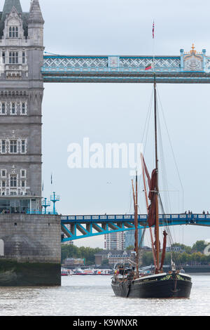 London, Vereinigtes Königreich. 23. September, 2017. 111 Jahre alte Sailing Barge Wasserstoff auf der Themse, die Tower Bridge. Die historische Holzachterbahn wurde 1906 erbaut und nun verpflichtet sich Chartered reisen. Rob Powell/Alamy leben Nachrichten Stockfoto