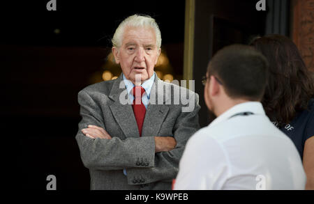 Brighton, UK. 24 Sep, 2017. Dennis Skinner MP für Bolsover außerhalb des Hilton Metropole Hotel in Brighton heute morgen als die Labour Party Konferenz beginnt an der Brighton Centre: Simon Dack/Alamy leben Nachrichten Stockfoto