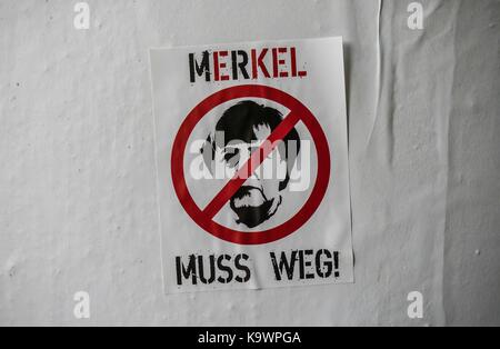 München, Bayern, Deutschland. 24 Sep, 2017. ''MErkel muss weg!'', der sich auf einem Aufkleber hinter sich gelassen Rechtsradikale in der Nähe einer Wahl Büro in München. Diese Aufkleber sind oft von Neonazis, Identitaere Pegida, Helvetica, und andere von der radikalen Rechten Spektrum verwendet, mit speziell ausgewählten Farben. Credit: Sachelle Babbar/ZUMA Draht/Alamy leben Nachrichten Stockfoto