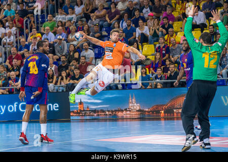 Spanien - 23. September: Helge Freiman von IFK Kristianstad in Aktion, Cedric Sorhaindo und Bork Ristovski während des Spiels zwischen dem FC Barcelona gegen IFK Kristianstad, für den 2017/18 Männer EHF Champions League Gruppenphase, in Palau Blaugrana am 23. September 2017 in Barcelona, Spanien gespielt. Credit: Gtres Información más Comuniación auf Linie, S.L./Alamy leben Nachrichten Stockfoto