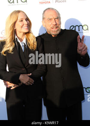 Santa Monica, CA, USA. September 2017. 23. September 2017: Santa Monica, Kalifornien: Eloise Broady und John Paul DeJoria. 27. Jährliche EMA Awards, veranstaltet von Jaden Smith, im Barker Hangar in Santa Monica. Foto: AdMedia Credit: AdMedia Stockfoto