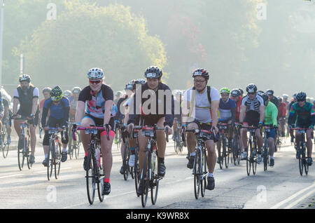 Fahrer, die sich an der Eröffnungs-Velo Birmingham 100 km Radrennen rund um Birmingham, das Black Country, Staffordshire und Worcestershire Stockfoto