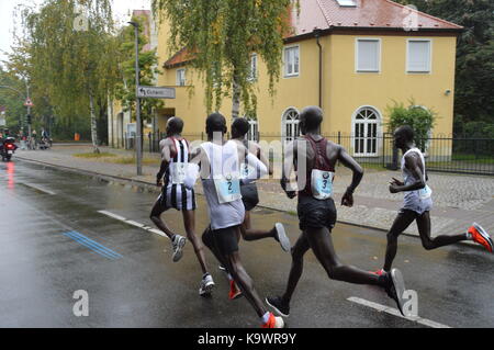 Berlin, Deutschland. 24. September, 2017. Eliud Kipchoge gewinnt die 44 Berlin Marathon Credit: Markku Rainer Peltonen/Alamy leben Nachrichten Stockfoto