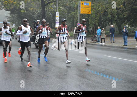 Berlin, Deutschland. 24. September, 2017. Eliud Kipchoge gewinnt die 44 Berlin Marathon Credit: Markku Rainer Peltonen/Alamy leben Nachrichten Stockfoto