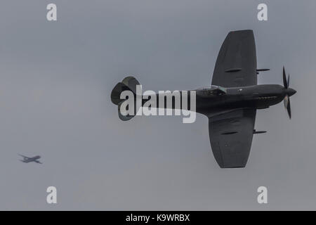 Duxford, England. 23. September, 2017. Die Schlacht um England Memorial Flight, einschließlich einer Avro Lancaster B1, a Supermarine Spitfire (dargestellt) und eine Hawker Hurricane (dargestellt) - duxford die Schlacht um England Air Show statt, während das Imperial War Museum (IWM) Duxford Hundertjahrfeier. Der duxford Prinzip Rolle als Zweiten Weltkrieg fighter Station in der Schlacht von Großbritannien Air Show um mehr als 40 historische Flugzeuge in den Himmel gefeiert wird. Credit: Guy Bell/Alamy leben Nachrichten Stockfoto