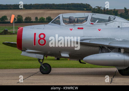 Duxford, England. 23. September, 2017. Eine Mikoyan-Gurevich Mig-15 UTI Taxis - Duxford die Schlacht um England Air Show statt, während das Imperial War Museum (IWM) Duxford Hundertjahrfeier. Der duxford Prinzip Rolle als Zweiten Weltkrieg fighter Station in der Schlacht von Großbritannien Air Show um mehr als 40 historische Flugzeuge in den Himmel gefeiert wird. Credit: Guy Bell/Alamy leben Nachrichten Stockfoto