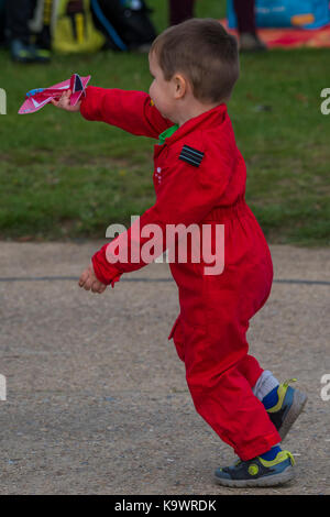 Duxford, England. 23. September, 2017. Kinder in rote Pfeile fliegen Anzüge mit Spielzeug Flugzeuge spielen - Duxford die Schlacht um England Air Show statt, während das Imperial War Museum (IWM) Duxford Hundertjahrfeier. Der duxford Prinzip Rolle als Zweiten Weltkrieg fighter Station in der Schlacht von Großbritannien Air Show um mehr als 40 historische Flugzeuge in den Himmel gefeiert wird. Credit: Guy Bell/Alamy leben Nachrichten Stockfoto