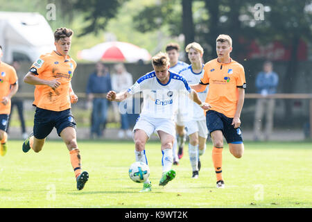 Karlsruhe, Deutschland. 24 Sep, 2017. Christoiph Baumgartner (1899 Hoffenheim), Oliver Waehling (KSC) im Zweikampf mit Luis Goehrlich (Hoffenheim). GES/Fussball/Junioren U 19: Karlsruher SC - TSG 1899 Hoffenheim, 24.09.2017 ------ | Verwendung weltweit Quelle: dpa/Alamy leben Nachrichten Stockfoto