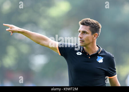 Karlsruhe, Deutschland. 24 Sep, 2017. Trainer Marcel Rapp (1899 Hoffenheim). GES/Fussball/Junioren U 19: Karlsruher SC - TSG 1899 Hoffenheim, 24.09.2017 ------ | Verwendung weltweit Quelle: dpa/Alamy leben Nachrichten Stockfoto