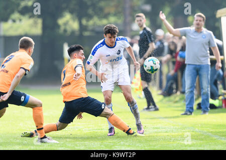 Karlsruhe, Deutschland. 24 Sep, 2017. Paskalis Herzog (KSC) im Zweikampf mit Alberico Dominico (Hoffenheim). GES/Fussball/Junioren U 19: Karlsruher SC - TSG 1899 Hoffenheim, 24.09.2017 ------ | Verwendung weltweit Quelle: dpa/Alamy leben Nachrichten Stockfoto