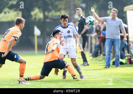 Karlsruhe, Deutschland. 24 Sep, 2017. Paskalis Herzog (KSC) im Zweikampf mit Alberico Dominico (Hoffenheim). GES/Fussball/Junioren U 19: Karlsruher SC - TSG 1899 Hoffenheim, 24.09.2017 ------ | Verwendung weltweit Quelle: dpa/Alamy leben Nachrichten Stockfoto
