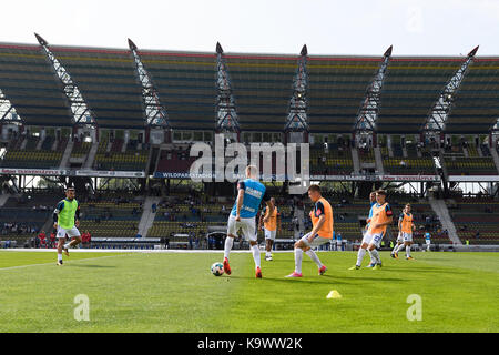 Karlsruhe, Deutschland. 24 Sep, 2017. Vorgängerbaues verspielte des KSC beim Aufwaermen. GES/Fussball/3. Liga: Karlsruher SC - FC Rot-Weiß Erfurt, 24.09.2017 - Fußball 3. Division: Karlsruher SC vs RW Erfurt, 24. September 2017 ------ | Verwendung weltweit Quelle: dpa/Alamy leben Nachrichten Stockfoto