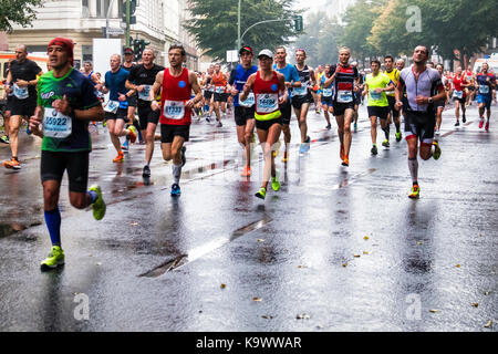 Berlin, Deutschland, 24. September, 2017. Athleten in den Berlin Marathon konkurrierenden erreichen die 10 Kilometer Mark am Rosenthalerplatz. Das nasse Wetter hat noch erscheinen die Geister der Sportler oder Zuschauer zu dämpfen. Läufer konkurrierten in einem AWMM (Abbott World Marathon Major) - eine Serie, bestehend aus sechs der größten und bekanntesten Marathons der Welt. Eden Breitz/Alamy Leben Nachrichten. Stockfoto