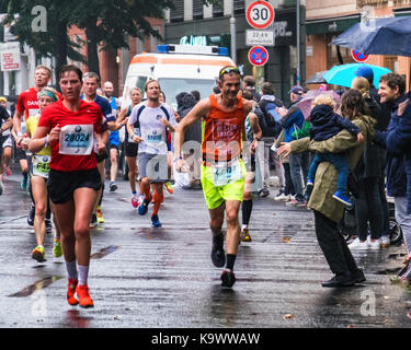 Berlin, Deutschland, 24. September, 2017. Athleten in den Berlin Marathon konkurrierenden erreichen die 10 Kilometer Mark am Rosenthalerplatz. Das nasse Wetter hat noch erscheinen die Geister der Sportler oder Zuschauer zu dämpfen. Läufer konkurrierten in einem AWMM (Abbott World Marathon Major) - eine Serie, bestehend aus sechs der größten und bekanntesten Marathons der Welt. Eden Breitz/Alamy Leben Nachrichten. Stockfoto