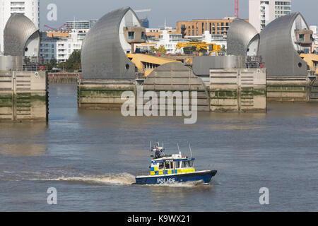 London, Vereinigtes Königreich. September 24rd, 2017. Warme, sonnige Wetter an der Thames Barrier heute in London. Die Metropolitan Police Bootsfahrten auf der Themse. Rob Powell/Alamy leben Nachrichten Stockfoto