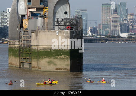 London, Vereinigtes Königreich. September 24rd, 2017. Warme, sonnige Wetter an der Thames Barrier heute in London. Kajakfahrer an der Thames Barrier. Rob Powell/Alamy leben Nachrichten Stockfoto