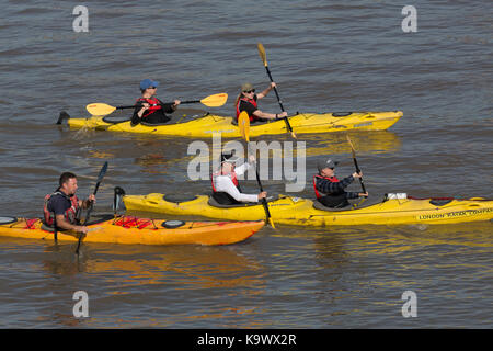 London, Vereinigtes Königreich. September 24rd, 2017. Warme, sonnige Wetter an der Thames Barrier heute in London als kajakfahrer genießen Sie das Wasser auf den Flüssen. Rob Powell/Alamy leben Nachrichten Stockfoto