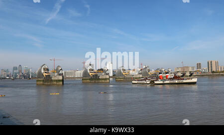 London, Vereinigtes Königreich. September 24rd, 2017. Warme, sonnige Wetter an der Thames Barrier heute in London als der Raddampfer Waverley runter der Themse auf den Flüssen. Rob Powell/Alamy leben Nachrichten Stockfoto