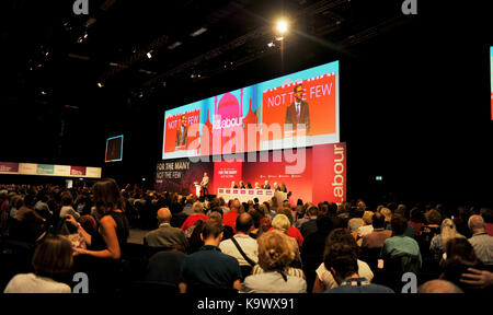 Brighton, UK. 24 Sep, 2017. Die Teilnehmer sehen die Eröffnung der Konferenz der Labour Party in Brighton Centre. Die Konferenz wird fortgesetzt, bis der Höhepunkt am Mittwoch, als Jeremy Corbyn liefert seine Führer Rede: Simon Dack/Alamy leben Nachrichten Stockfoto