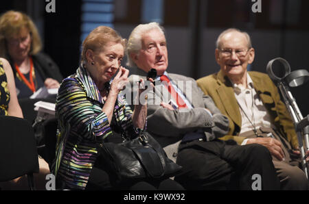 Brighton, UK. 24 Sep, 2017. Margaret Beckett passt ihr Make up Neben Dennis Skinner am Eröffnungstag der Konferenz der Labour Party in Brighton Centre. Die Konferenz wird fortgesetzt, bis der Höhepunkt am Mittwoch, als Jeremy Corbyn liefert seine Führer Rede: Simon Dack/Alamy leben Nachrichten Stockfoto