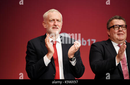 Brighton, UK. 24 Sep, 2017. Führer der Labour Party Jeremy Corbyn am Eröffnungstag der Konferenz der Labour Party in Brighton Centre. Die Konferenz wird fortgesetzt, bis der Höhepunkt am Mittwoch, als Jeremy Corbyn liefert seine Führer Rede: Simon Dack/Alamy leben Nachrichten Stockfoto