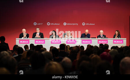 Brighton, UK. 24 Sep, 2017. Die Eröffnung der Konferenz der Labour Party in Brighton Centre heute Morgen. Die Konferenz wird fortgesetzt, bis der Höhepunkt am Mittwoch, als Jeremy Corbyn liefert seine Führer Rede: Simon Dack/Alamy leben Nachrichten Stockfoto