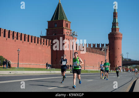 Moskau, Russland. 24 Sep, 2017. Leute laufen während der Moskauer Marathon in Moskau, Russland, am 19.09.24, 2017. Credit: Evgeny Sinitsyn/Xinhua/Alamy leben Nachrichten Stockfoto