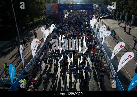 Moskau, Russland. 24 Sep, 2017. Leute laufen während der Moskauer Marathon in Moskau, Russland, am 19.09.24, 2017. Credit: Evgeny Sinitsyn/Xinhua/Alamy leben Nachrichten Stockfoto