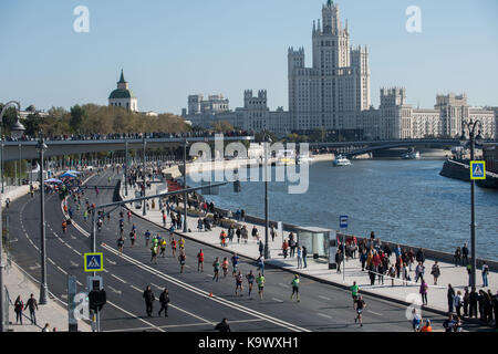 Moskau, Russland. 24 Sep, 2017. Leute laufen während der Moskauer Marathon in Moskau, Russland, am 19.09.24, 2017. Credit: Evgeny Sinitsyn/Xinhua/Alamy leben Nachrichten Stockfoto