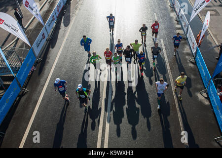 Moskau, Russland. 24 Sep, 2017. Leute laufen während der Moskauer Marathon in Moskau, Russland, am 19.09.24, 2017. Credit: Evgeny Sinitsyn/Xinhua/Alamy leben Nachrichten Stockfoto