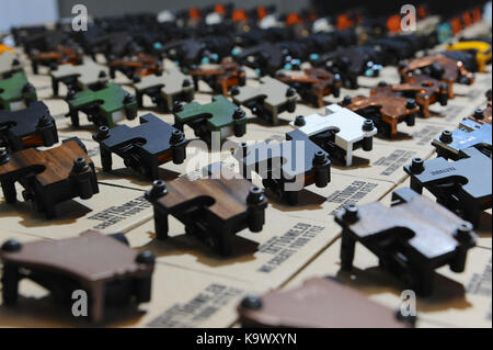 London, Großbritannien. 24. September, 2017. Tattooists Eisen auf Anzeige an die 13. Internationale Tattoo Convention in London, Tabak Dock, London. Quelle: Michael Preston/Alamy leben Nachrichten Stockfoto