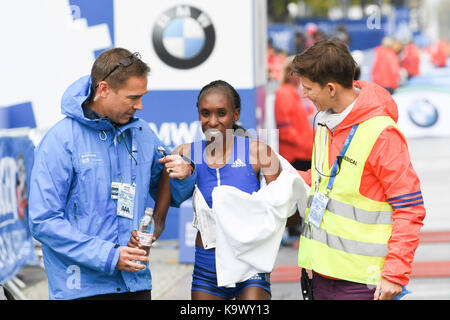 Berlin, Deutschland. 24. September, 2017. Der 2017 Berlin Marathon Frauen Sieger Gladys Cherono (Kenia) ist von den Beamten nach der Fertigung in einer Zeit von 2:20:23 Credit: Paul Velasco/Alamy Leben Nachrichten geholfen Stockfoto