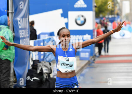 Berlin, Deutschland. 24. September, 2017. Der 2017 Berlin Marathon Frauen Sieger Gladys Cherono (Kenia) eine Zeit von 2:20:23. Credit: Paul Velasco/Alamy leben Nachrichten Stockfoto