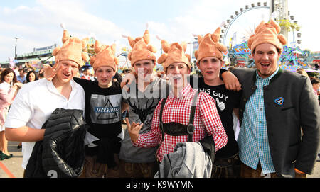 München, Deutschland. 23 Sep, 2017. Betrunkene Besucher auf dem Oktoberfest, sich mit Unmengen von Bier in München, Deutschland, 23. September 2017 unterhalten. Credit: Felix Hörhager/dpa/Alamy leben Nachrichten Stockfoto