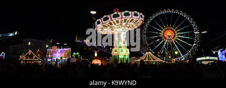 München, Deutschland. 23 Sep, 2017. Das bayerische Oktoberfest in der Nacht in München, Deutschland, 23. September 2017. Feierlichkeiten in diesem Jahr bis zum 3. Oktober. Credit: Felix Hörhager/dpa/Alamy leben Nachrichten Stockfoto