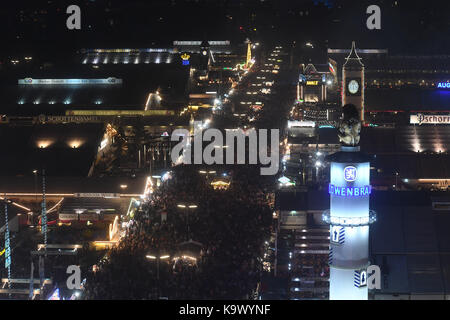 München, Deutschland. 23 Sep, 2017. Das bayerische Oktoberfest in der Nacht in München, Deutschland, 23. September 2017. Feierlichkeiten in diesem Jahr bis zum 3. Oktober. Credit: Felix Hörhager/dpa/Alamy leben Nachrichten Stockfoto