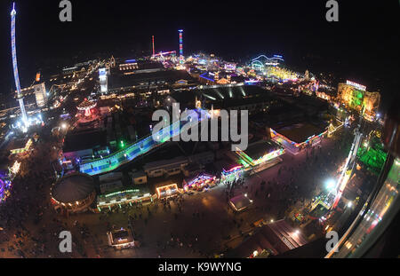 München, Deutschland. 23 Sep, 2017. Das bayerische Oktoberfest in der Nacht in München, Deutschland, 23. September 2017. Feierlichkeiten in diesem Jahr bis zum 3. Oktober. Credit: Felix Hörhager/dpa/Alamy leben Nachrichten Stockfoto