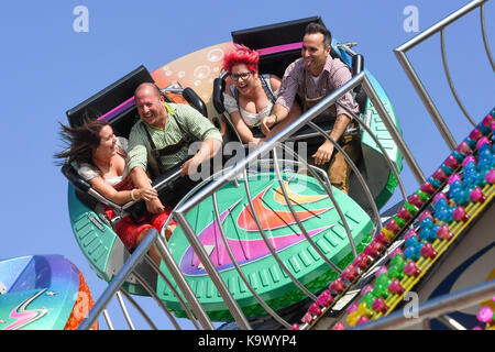 München, Deutschland. 24 Sep, 2017. Besucher, eine Achterbahn auf dem Oktoberfest in München, Deutschland, 24. September 2017. Quelle: Tobias Hase/dpa/Alamy leben Nachrichten Stockfoto