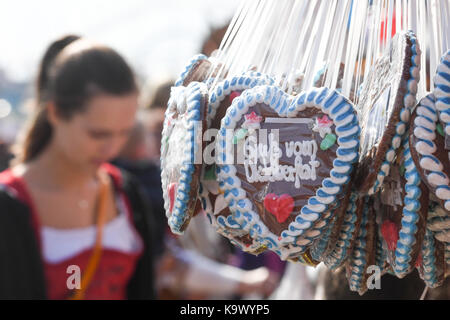 München, Deutschland. 24 Sep, 2017. Lebkuchenherzen sind auf Verkauf auf dem Oktoberfest in München, Deutschland, 24. September 2017. Quelle: Tobias Hase/dpa/Alamy leben Nachrichten Stockfoto