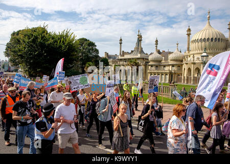 Brighton, UK. 24 Sep, 2017. Demonstranten in einem pro-NHS Demonstration bildete vor allem der NHS Arbeiter und durch das NHS Sussex - organisiert mit Labour Party Conference 2017 übereinzustimmen Verteidigen organisiert. Credit: Scott Hortop/Alamy leben Nachrichten Stockfoto