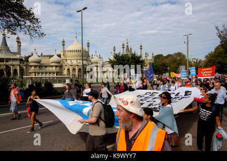 Brighton, UK. 24 Sep, 2017. Demonstranten in einem pro-NHS Demonstration bildete vor allem der NHS Arbeiter und durch das NHS Sussex - organisiert mit Labour Party Conference 2017 übereinzustimmen Verteidigen organisiert. Credit: Scott Hortop/Alamy leben Nachrichten Stockfoto