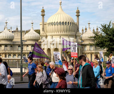 Brighton, UK. 24 Sep, 2017. Demonstranten in einem pro-NHS Demonstration bildete vor allem der NHS Arbeiter und durch das NHS Sussex - organisiert mit Labour Party Conference 2017 übereinzustimmen Verteidigen organisiert. Credit: Scott Hortop/Alamy leben Nachrichten Stockfoto