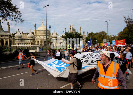 Brighton, UK. 24 Sep, 2017. Demonstranten in einem pro-NHS Demonstration bildete vor allem der NHS Arbeiter und durch das NHS Sussex - organisiert mit Labour Party Conference 2017 übereinzustimmen Verteidigen organisiert. Credit: Scott Hortop/Alamy leben Nachrichten Stockfoto