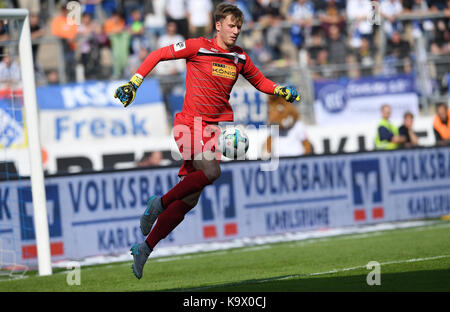 Karlsruhe, Deutschland. 24 Sep, 2017. Das 1:0 fiel Einzelaktion/Freisteller Philipp Klewin (RW). GES/Fussball/3. Liga: Karlsruher SC - FC Rot-Weiß Erfurt, 24.09.2017 - Fußball 3. Division: Karlsruher SC vs RW Erfurt, 24. September 2017 ------ | Verwendung weltweit Quelle: dpa/Alamy leben Nachrichten Stockfoto