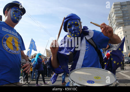 Brighton, UK. 24. September, 2017. Pro-Europäische Union Anhänger während eines Protestes gegen Brexit in Brighton, UK, Sunday, September 24, 2017 demonstrieren. Die Demonstranten sammelten sich ausserhalb der jährlichen Labour-Parteitag in Brighton statt und von der Opposition leader Jeremy Corbyn besucht. Foto: Credit: Lukas MacGregor/Alamy leben Nachrichten Stockfoto