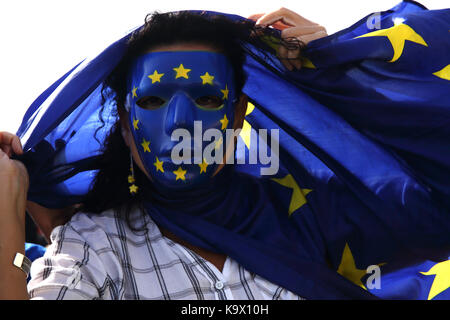 Brighton, UK. 24. September, 2017. Ein Demonstrator zieht eine Fahne der Europäischen Union um ihren Kopf, als sie gegen Brexit in Brighton, UK, Sunday, September 24, 2017 Proteste. Die Demonstranten sammelten sich ausserhalb der jährlichen Labour-Parteitag in Brighton statt und von der Opposition leader Jeremy Corbyn besucht. Foto: Credit: Lukas MacGregor/Alamy leben Nachrichten Stockfoto