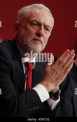 Brighton, UK. 24. September, 2017. Jeremy Corbyn, Führer der oppositionellen Labour Party Großbritanniens hält seine Hände zusammen während der jährlichen Konferenz der Labour Party in Brighton, Großbritannien Sonntag, 24. September 2017. Foto: Credit: Lukas MacGregor/Alamy leben Nachrichten Stockfoto