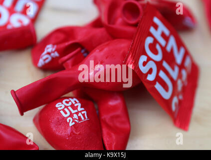 Ballons, read'S chulz 2017" auf einem Tisch auf einer SPD-wahl Teile in Berlin, Deutschland, 24. September 2017. Foto: Kay Nietfeld/dpa Stockfoto