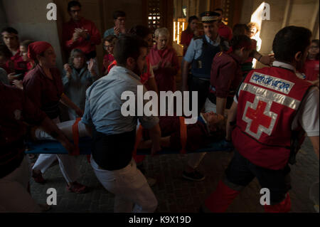 Spanien. September 24th, 2017. Mehrere Mitglieder der Jugend Hügel in Barcelona werden durch die medizinischen Dienste, die nach dem Zusammenbruch der menschlichen Turm namens "Castell" in Sant Jaume Platz in Barcelona. Credit: Charlie Perez/Alamy leben Nachrichten Stockfoto